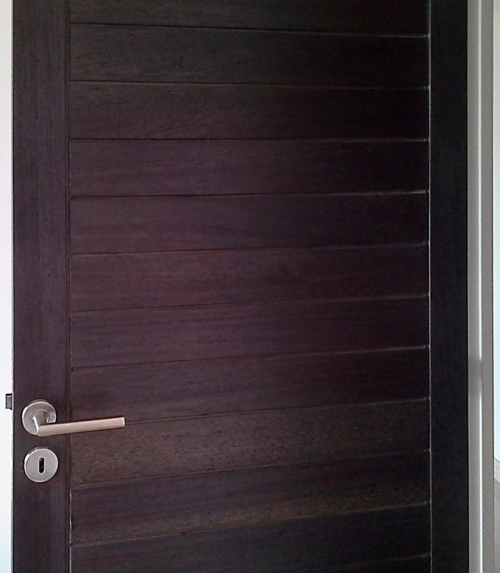MP-Menuiserie : Détail de porte en bois foncé