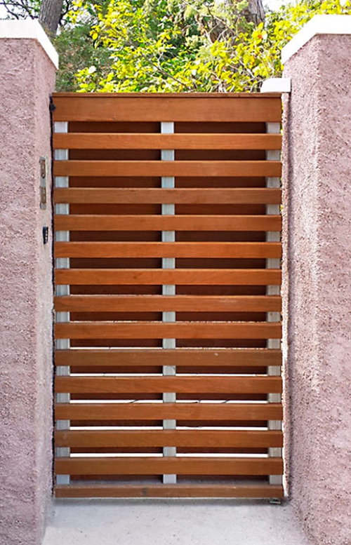 MP Menuiserie porte en bois sur une structure en métal