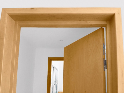 MP Menuiserie : détail des paumelles de la porte en bois clair