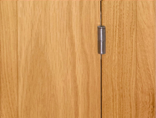 MP-Menuiserie : Détail de la paumelle de porte en bois clair