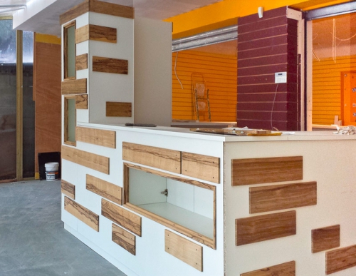 MP-Menuiserie : magasin Karukera le comptoir central en construction