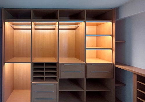 MP-Menuiserie : Dressing en mélaminé hêtre de Bavière avec un éclairage en Leds