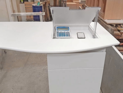 MP-Menuiserie : bureau en corian détail de l'ouverture du plateau