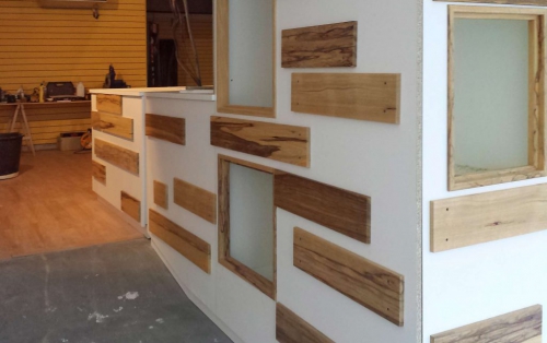 MP-Menuiserie : magasin Karukera le comptoir central en construction